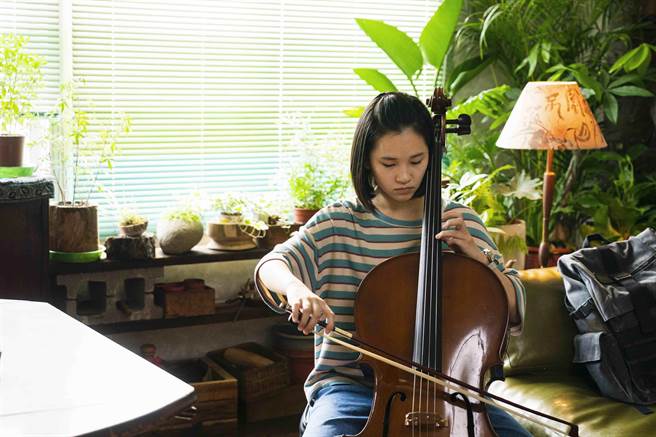 盧以恩挑戰在劇場中演出的視障大提琴手。（公視提供）