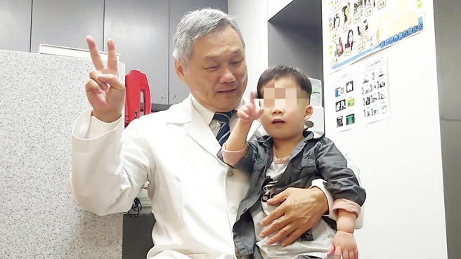 骆长桦院长与小祥经常在病房里像爷孙俩有趣的互动。图／板桥国泰医院提供