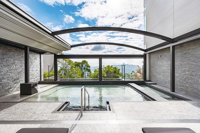 「逸品琚」同时拥有温泉与等同「绿肺」的水源保护区大片森林资源，更可眺望山、河、城市的极致美景。图／业者提供