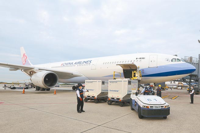 长庚医院宣布下周启动第3剂混打试验，将对接种2剂AZ且满3个月的医护、机组员施打加强剂，包括高端、BNT、莫德纳、半量莫德纳各收案100人。图为台湾自购第12批14.2万剂AZ疫苗4日下午抵台。（陈麒全摄）