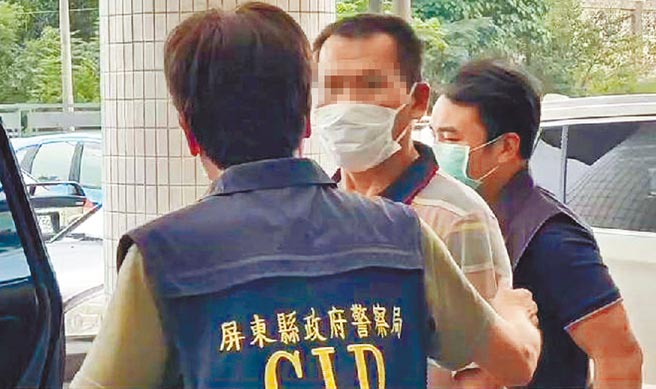 屏东挖眼案嫌犯杨男被警方送往屏检复讯时发现有人跟拍，随即板起脸孔表达不满。（翻摄画面／林和生屏东传真）