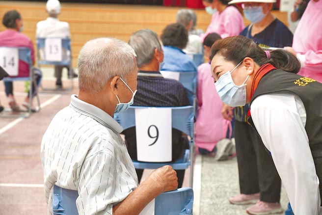 花蓮縣第12期莫德納疫苗第2劑還有約5600名長者沒有預約，縣府貼心主動造冊，規畫11月5日至13日為長者施打。圖為縣長徐榛蔚（右）到施打站關心長輩施打情形。（本報資料照片）