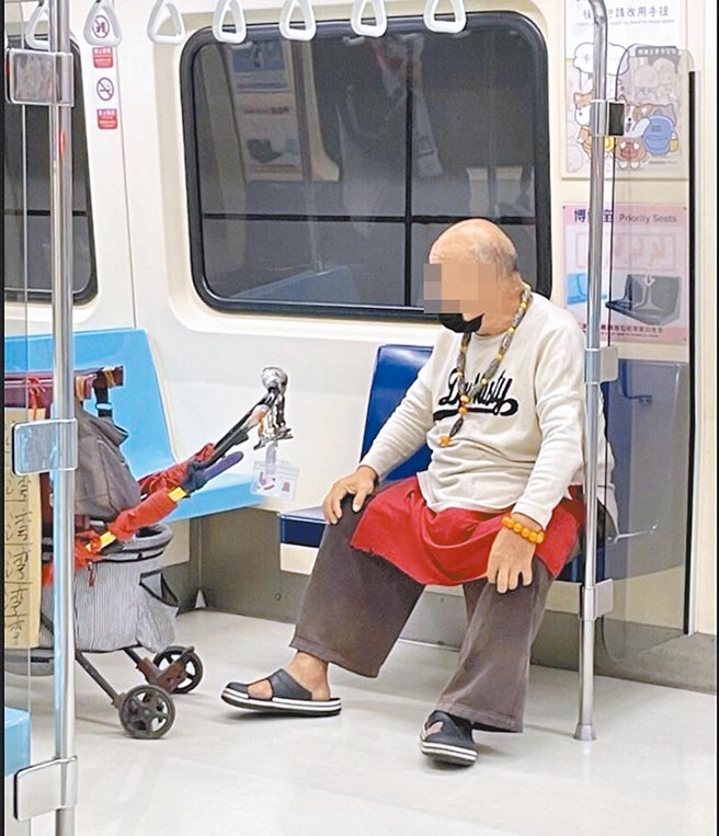 1名阿伯在台北捷運西門站上車後，竟因搶博愛座和年輕男子起爭執，甚至拿出剪刀欲刺向男子脖子。（摘自社群平台噗浪）