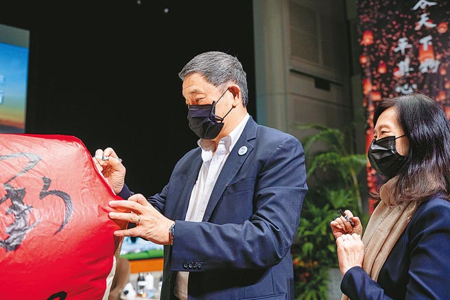 台泥董事长张安平与夫人辜怀如，昨在写有行动、承担的环保天灯上，许下对台泥100周年的祝愿。（台泥提供）