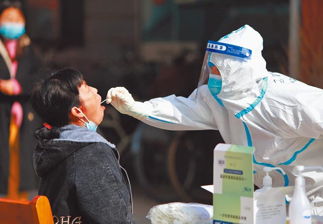 大陸防疫全面繃緊神經，河北石家莊市深澤縣單日新增確診病例20例後，啟動第四輪全員核酸檢測。（新華社）