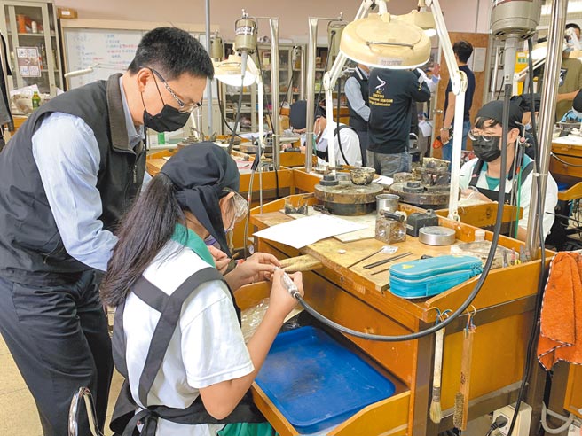 新北市莺歌工商近期推出全国首创「珠宝金银细工」国中技艺专班，培育金工人才，并与大学端合作，学生未来可凭藉金工专长，保送景文科大等学校。（莺歌工商提供／蔡雯如新北传真）