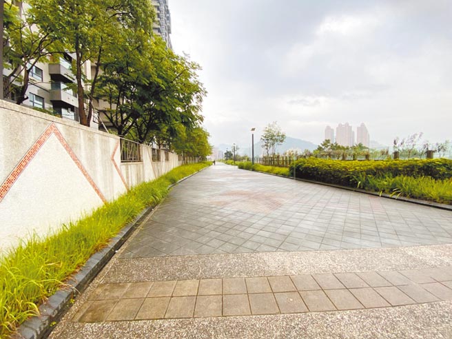 新店美河市公共空間無人管理，引發雙北市捷運局隔空互槓。（新北市捷運局提供）