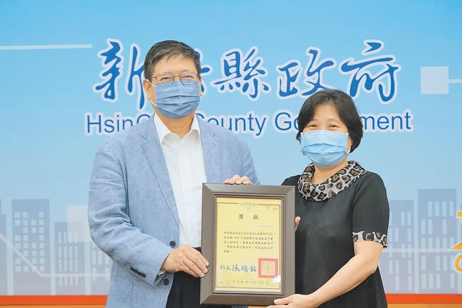 已故校长杨镜汀将毕生钻研的北埔事件的心力，匯聚成着作《北埔事件研究》，由新竹县文化局出版，今年获得国史馆台湾文献馆110年度奖励出版文献书刊暨推广文献研究学术性书刊佳作，新竹县长杨文科（左）颁发感谢状给该书主编、杨镜汀女儿杨毓雯（右）。（庄旻静摄）