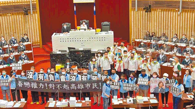 高雄市议会国民党议员4日杯葛明年度总预算交付审查，高举「没有负责、没有预算」布条，要求高雄市长陈其迈下台负责，绿营则反制高喊「绑架预算，牺牲市民」。（柯宗纬摄）