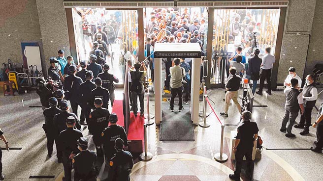 民间团体4日企图硬闯高市议会，怒呛「陈其迈下台」，警方组成人墙阻挡。（柯宗纬摄）