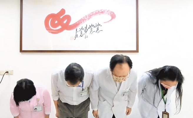 屏东东港安泰医院荣誉院长苏清泉（左二）4日再次出面致歉，对遭误打者与其同批的民眾共100人，每人发5000元慰问金。（东港安泰提供／谢佳潾屏东传真）
