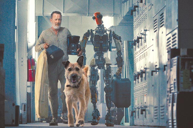 汤姆汉克（左）在片中与狗狗、机器人一起共度末日。（Apple TV+提供）