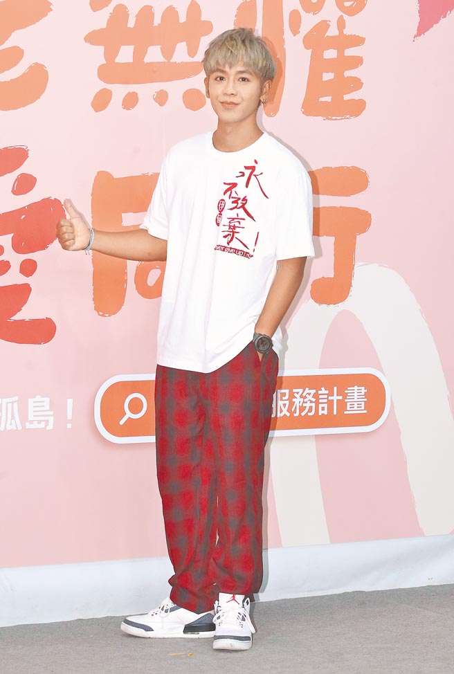 鼓鼓昨出席公益活动，也体验一日居服员活动。（粘耿豪摄）