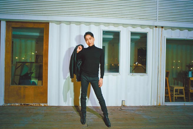 JC堃日前拍攝新歌〈風雨中〉MV。（固力狗娛樂提供）