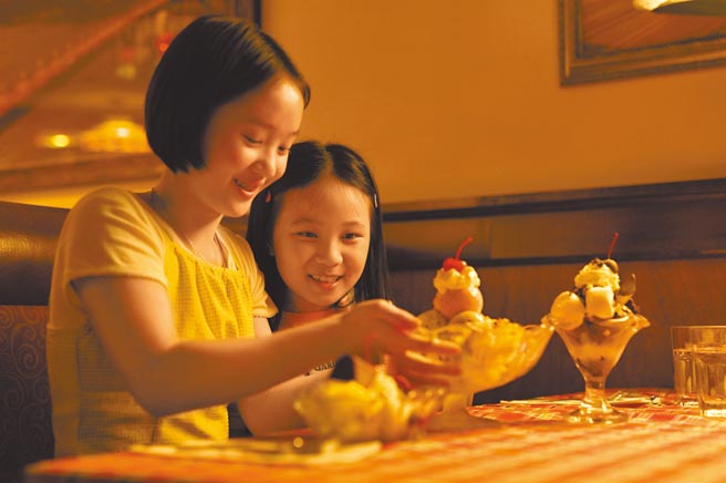 方郁婷（左）、林品彤在《美国女孩》中饰演林嘉欣和庄凯勛的女儿。（传影互动提供）