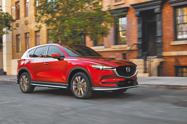 MAZDA CX-5型動旗艦版加贈「限量原廠空力套件組」，包含前擾流、車身側裙及後擾流，賦予車身獨特外觀，售價116.9萬元。（台灣馬自達提供）