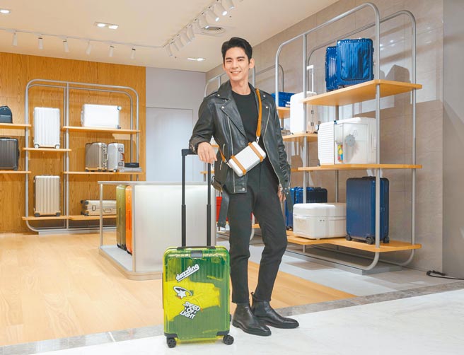 林柏宏出席Rimowa台北SOGO忠孝店开幕活动，背上目前仅到货一只的铝镁合金Personal Cross-body包，直言「超想要」。（吴松翰摄）