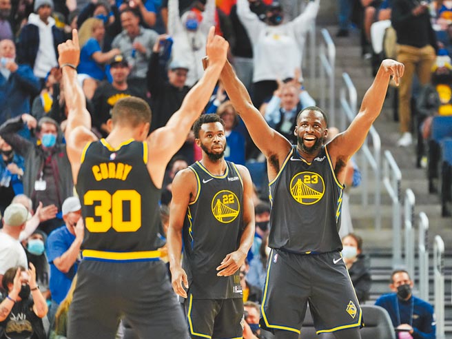 卓雷蒙格林（右）跟勇士隊友柯瑞都比出進算加罰手勢慶祝。      （路透）