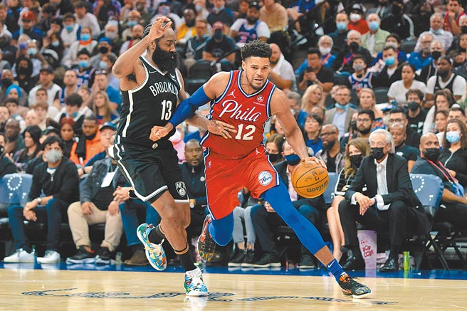 七六人前鋒托必亞斯哈里斯（右）昨確診新冠肺炎。 （路透資料照片）