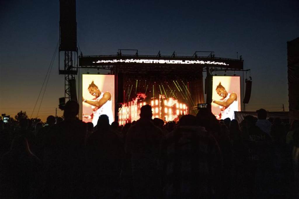 第三届天文音乐祭5日于德州休士顿NRG公园揭幕。然而，活动才开幕便传出百人大规模踩踏事件；且在踩踏事件数小时后，音乐祭再度传出意外，至少8人死亡、百人受伤。图/美联社(photo:ChinaTimes)