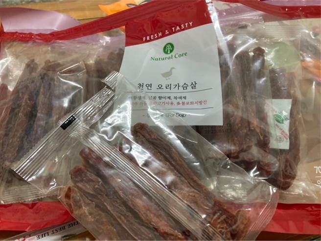 原PO吃了家人在好市多買回來的肉乾，直呼味道超怪，殊不知吃的是狗糧。(圖／Costco好市多 商品經驗老實說)