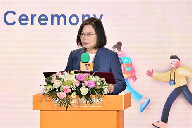2021年國家品牌形象評比排名，台灣位列第33名，較去年退步1名，且輸給排名第31名的中國大陸。圖為總統蔡英文出席ITF台北國際旅展開幕典禮致詞。（台灣觀光協會提供）