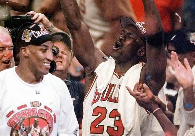 皮朋(左)、乔丹拿下1997年NBA总冠军。（美联社资料照）