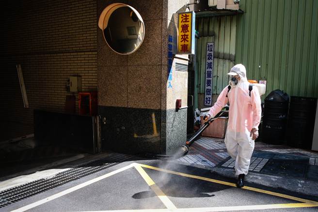 美台传染病监测中心将与台湾疾病管制署合作，监测源于该地区的传染病，并与地区医疗卫生官员联繫，以向美台政府提供健康威胁的专业知识。图为板桥地区进行消毒。(图/中央社)