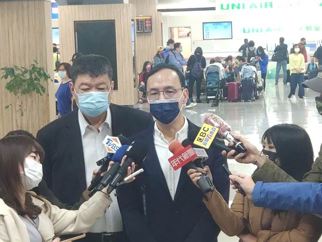 国民党主席朱立伦上午前往马祖展开「1218场公投街讲」。（国民党提供）