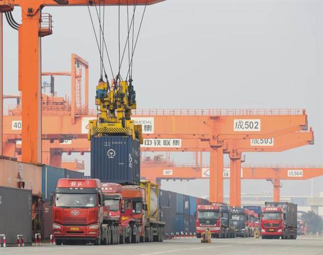 大陆前三季GDP十强城市：第四城竞争激烈，成都衝刺8.6兆元。图为11月4日，繁忙的成都国际铁路港货柜中心站吊装现场。（人民图片）