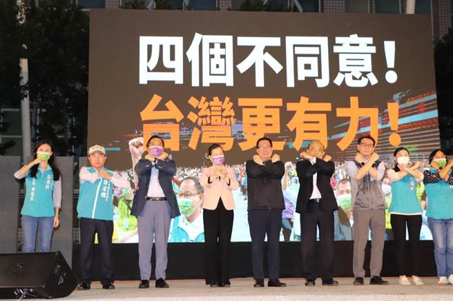 经济部长王美花（图左四起）、桃园市长郑文灿、行政院长苏贞昌、立委郑运鹏等人，11月3日晚间到桃园市龟山区为公投「四个不同意 台湾更有力」演讲。（陈梦茹摄）