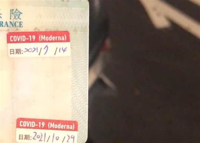 一名网友分享自己的健保卡没照片，但护理师都被避开照片那块贴贴纸。（图／翻摄自爆废公社二馆）