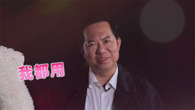 桃園市長鄭文燦下海，戴上額頭有月亮的黑面膜飾演「坡青天」，宣導水土保持重要性。(蔡依珍攝)