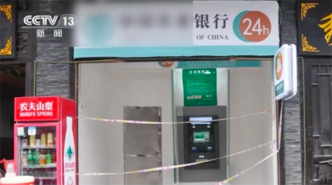 警方发现4名犯嫌透过假ATM上头的针孔摄影机与特殊设备复制提款卡资讯，长达2年来盗取帐户，离谱犯罪情节连警方都傻眼。（翻摄自《新快报》）