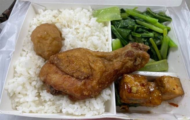 妹子曝50元便當超狂演進史，起初的菜色不差，但看起來有些陽春。（圖／翻攝自Dcard）