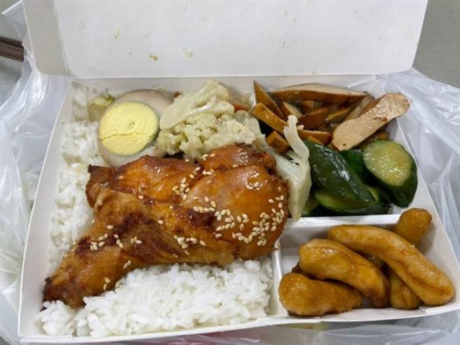 妹子曝50元便當超狂演進史，在同家店買超過一周後發現，菜色進化了。（圖／翻攝自Dcard）