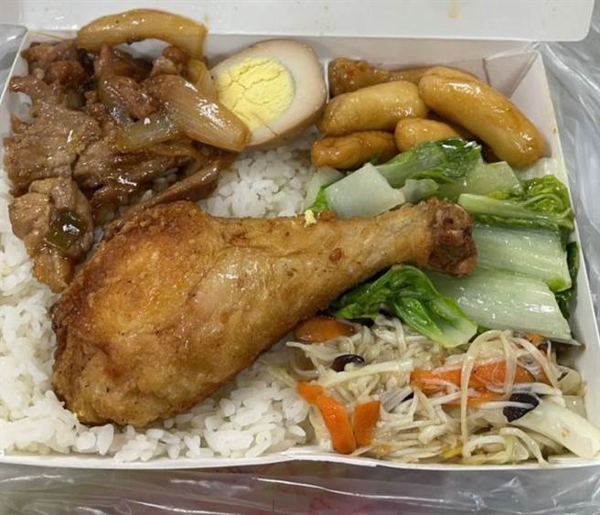 妹子在同家店買50元便當，幾周過後菜色瘋狂進化，直接變成雙主菜。（圖／翻攝自Dcard）