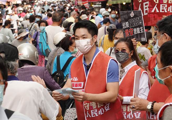 立委蔣萬安（中）6日前往北市濱江市場周邊巡迴街講「公投反萊豬、食安我做主」，並發送文宣口罩爭取民眾支持。（姚志平攝）