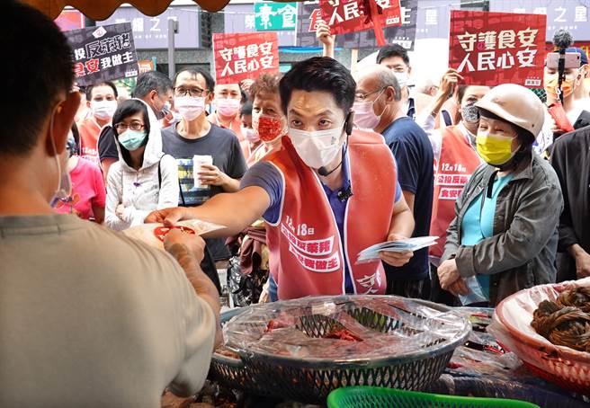 4大公投案攻防緊鑼密鼓進入巷戰，立委蔣萬安服務團隊6日高舉「公投反萊豬、食安我做主」與「守護食安、人民心安」等標語，穿梭在北市濱江市場周邊，爭取民眾支持反萊豬。（姚志平攝）