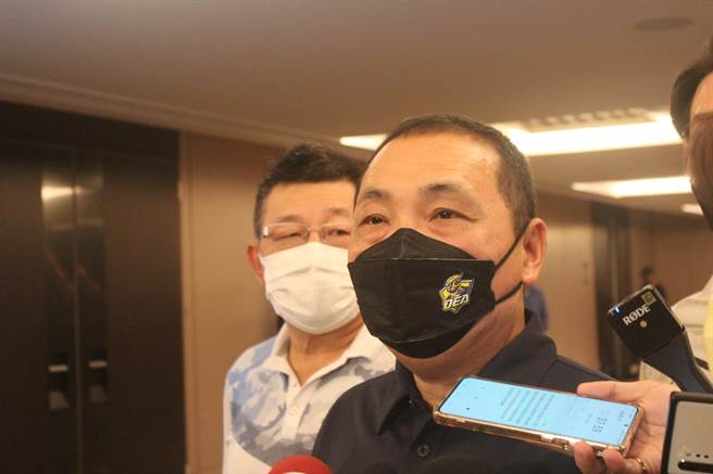 新北市長侯友宜今上午出席中信特攻職業籃球隊新北市冠名暨開季記者會表示，公投議題不應是二元對立，而應是充分的討論讓民意來展現。（陳慰慈攝）