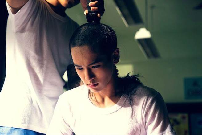 张丰豪剧中被送到勒戒所戒毒，为角色真剃髮。