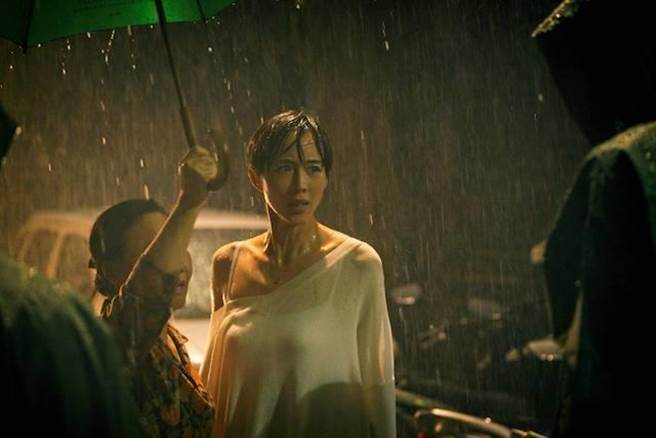 张钧宁拍摄淋雨戏素顏上阵，左起吕雪凤、张钧宁。