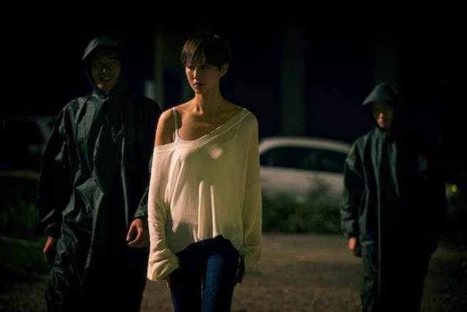 戏中张钧宁被吕雪凤下圈套找坏人包围。