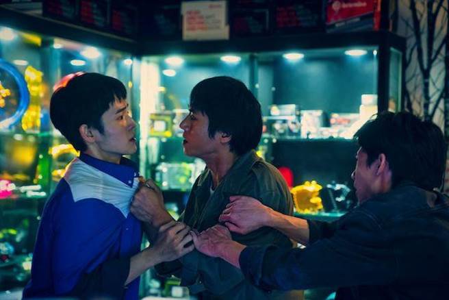 庄凯勛戏中发现张丰豪吸毒气得抓住他质问是否有害到女儿。