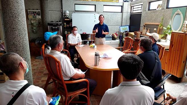 議員鄭俊雄也出面協調，他認為農地重劃確實有需要，但民眾與公所間的溝通明顯有落差，因此未來在農民、縣府與公所等溝通上，會協助建立更良好的信任關係。(吳建輝攝)