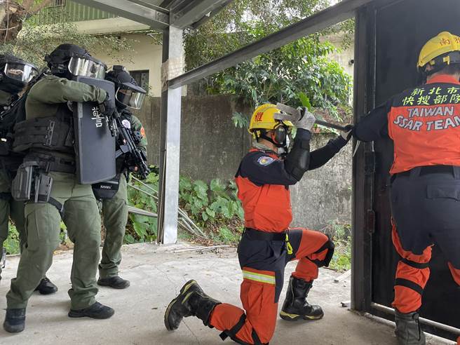 為提升搜索救援時效，新北市政府消防局特別在今天於消防局保長訓練中心，辦理多元入侵破壞訓練，特別邀請國內反恐菁英保一警察總隊維安特勤隊進行經驗交流。(新北消防局提供)