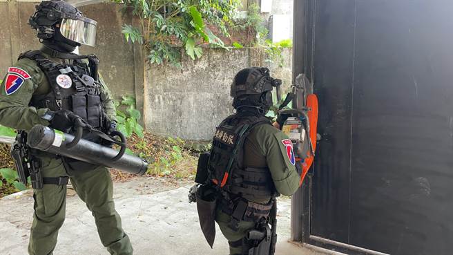 為提升搜索救援時效，新北市政府消防局特別在今天於消防局保長訓練中心，辦理多元入侵破壞訓練，特別邀請國內反恐菁英保一警察總隊維安特勤隊進行經驗交流。(新北消防局提供)