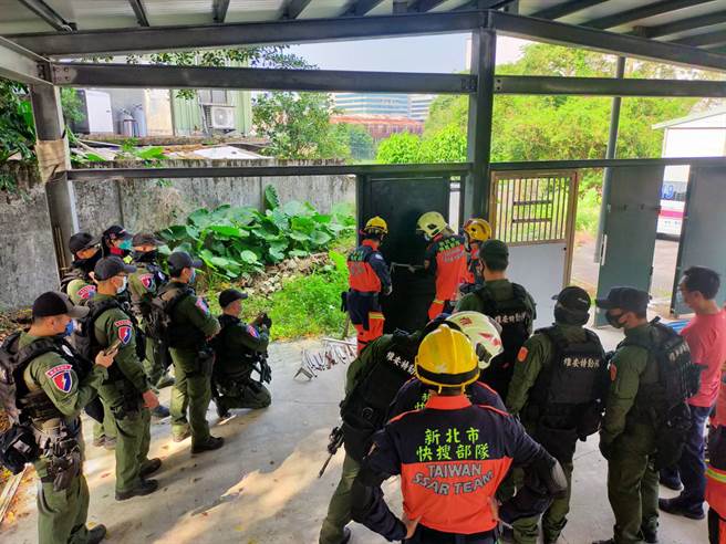為提升搜索救援時效，新北市政府消防局特別在今天於消防局保長訓練中心，辦理多元入侵破壞訓練，特別邀請國內反恐菁英保一警察總隊維安特勤隊進行經驗交流。(新北消防局提供)
