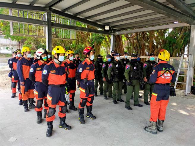 為提升搜索救援時效，新北市政府消防局特別在今天於消防局保長訓練中心，辦理多元入侵破壞訓練，特別邀請國內反恐菁英保一警察總隊維安特勤隊進行經驗交流。(新北消防局提供)