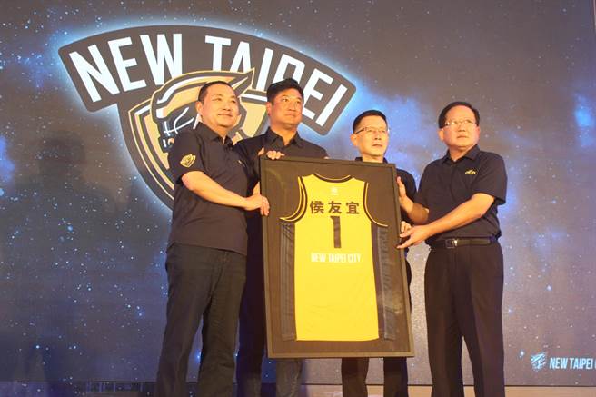 新北市長侯友宜（左起）在中國信託反毒教育基金會董事長辜仲諒與副董王卓鈞見證下，收下中國信託育樂董事長陳國恩致贈「新北中信特攻籃球隊」背號1號球衣。（陳慰慈攝）